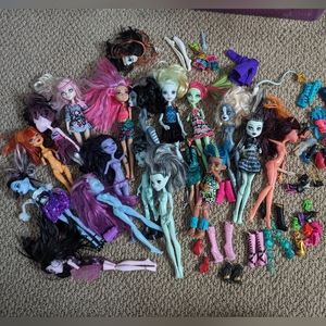 Lot of Monster High dolls and accessories